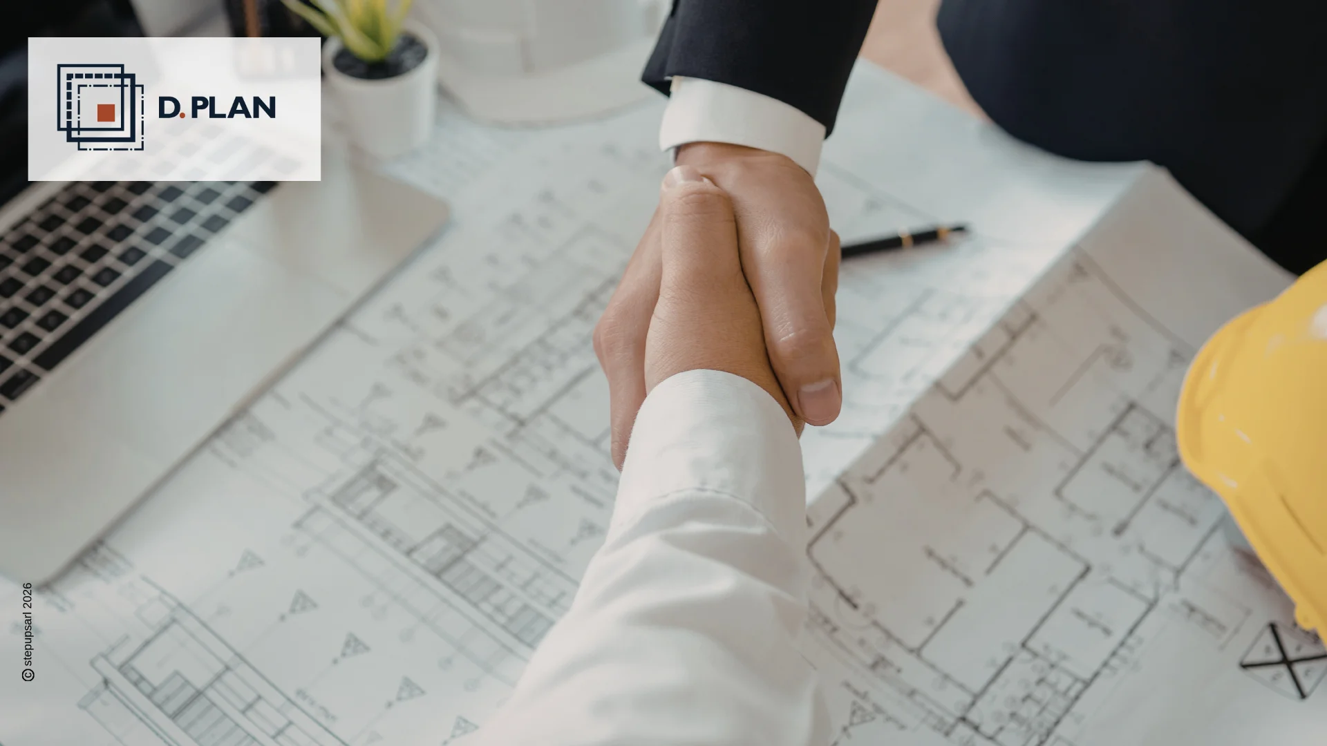 Poignée de main professionnelle entre deux partenaires au-dessus de plans d'architecte détaillés, symbolisant la confiance et la collaboration technique avec Dplan.