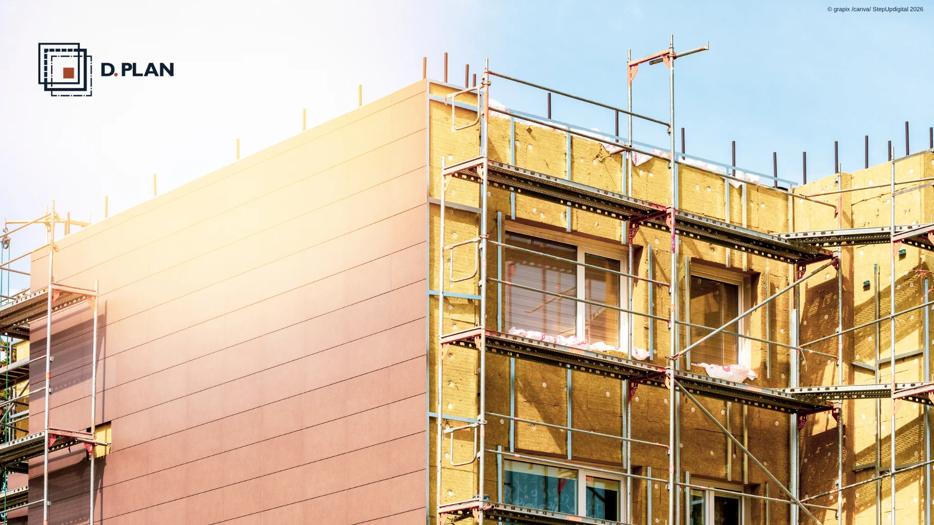 Chantier de rénovation énergétique avec échafaudage et pose d'isolant sur la façade d'un immeuble.